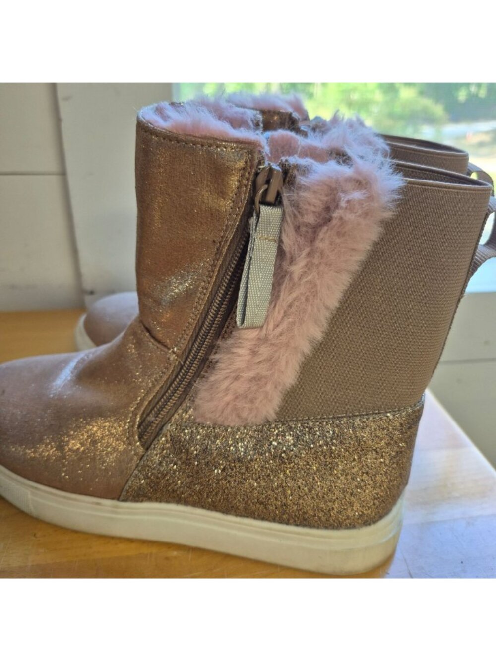 Steve Madden Girls Size 4 Metallic Rose Gold Faux Fur-Lined Ankle Boots With Si - Picture 3 of 9